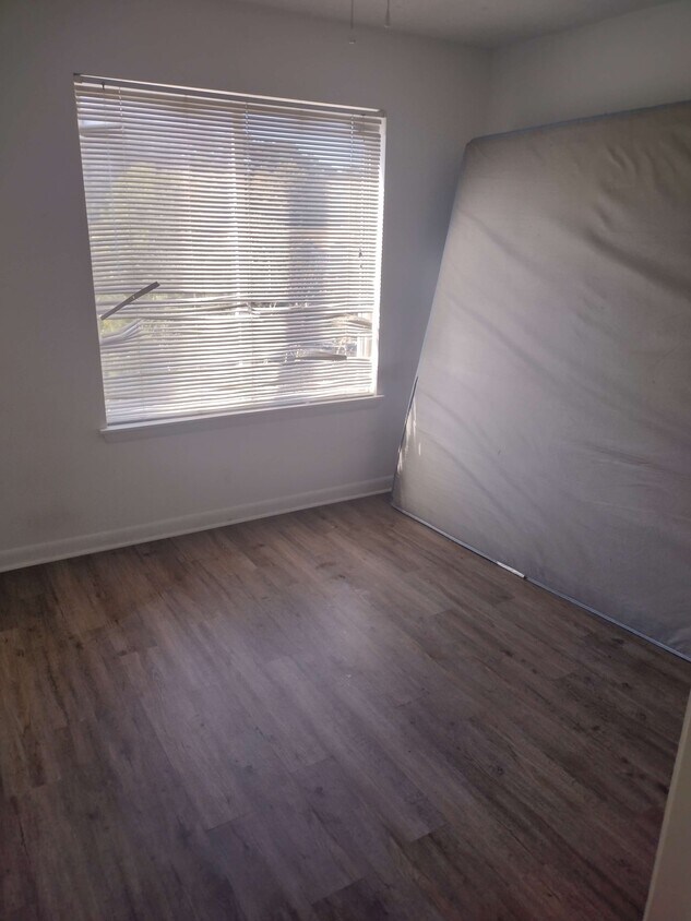 Dormitorio - 1221 University Ct