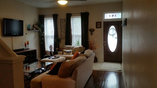 Building Photo - 143 S Mulberry St