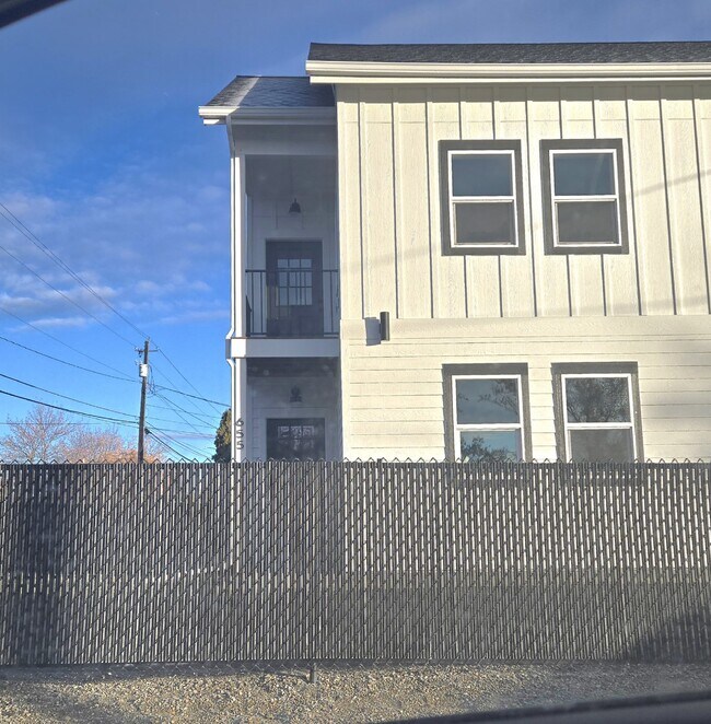 Foto del edificio - Newer 2 bedroom, 2 bathroom duplex