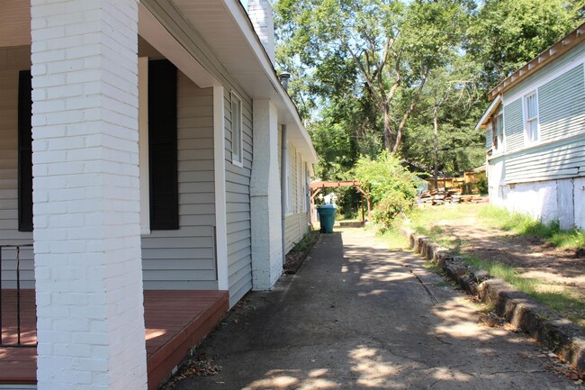 Building Photo - 204 N Ash St
