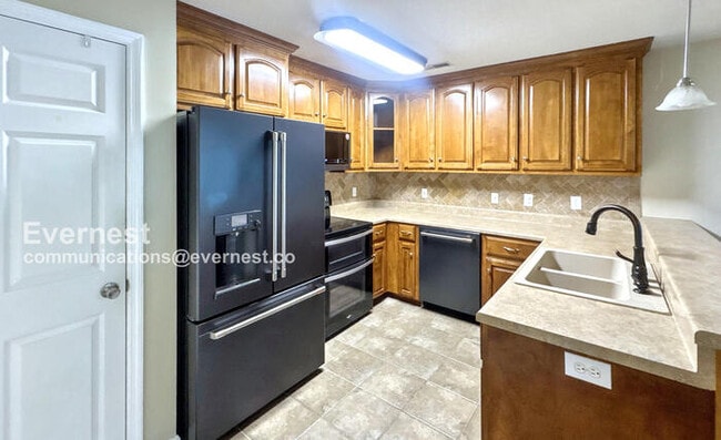 Building Photo - Charming 3-Bedroom Home with Garage / Pet-...