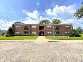 Building Photo - 1005 Southwood Dr