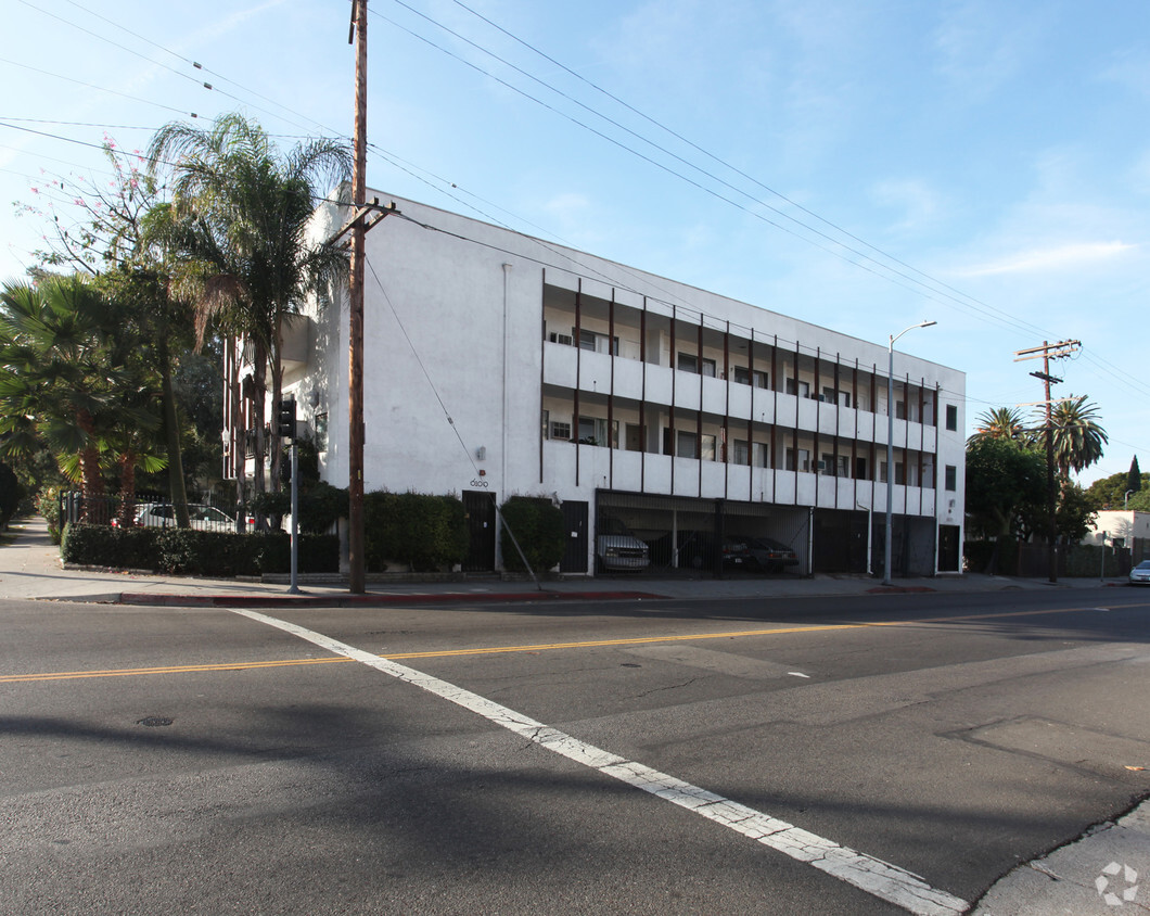 Building Photo - 6100-6108 Fountain Ave