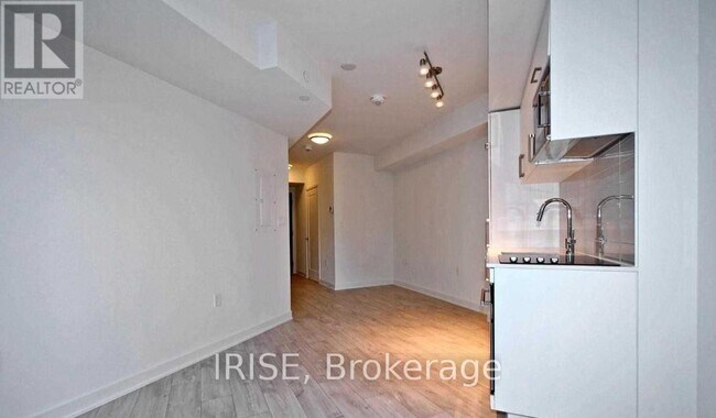 Building Photo - 27 Bathurst St