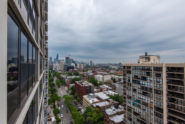 Foto del edificio - 1560 N Sandburg Terrace