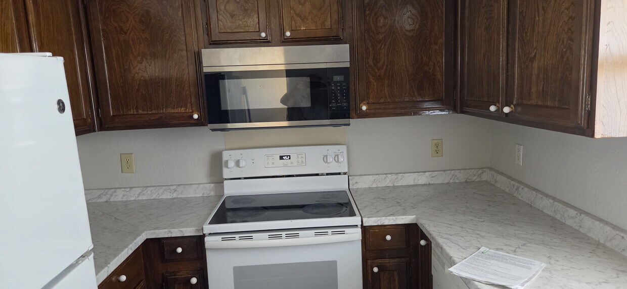 Building Photo - 3300 Gardenview Cir