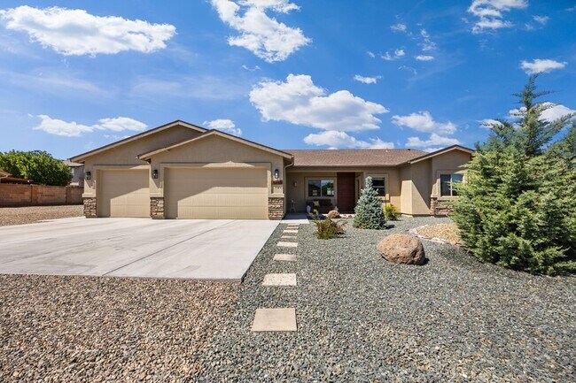 Building Photo - Beautiful custom home for rent