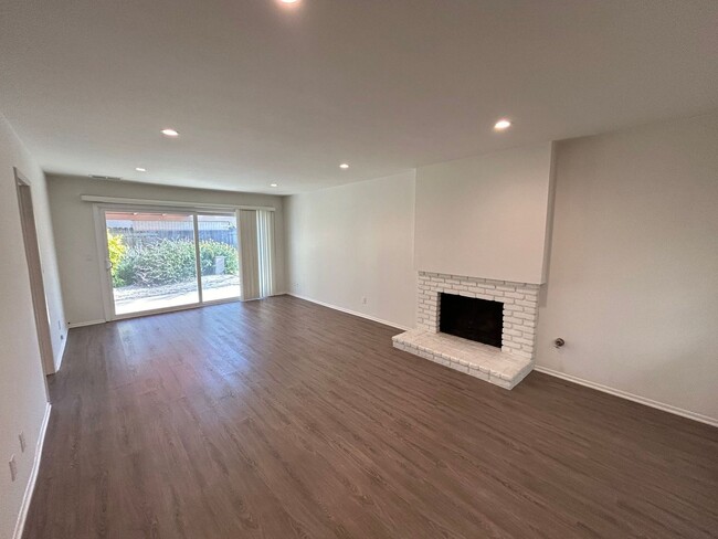 Foto del edificio - Spacious 3bdrm townhouse with yard & washe...