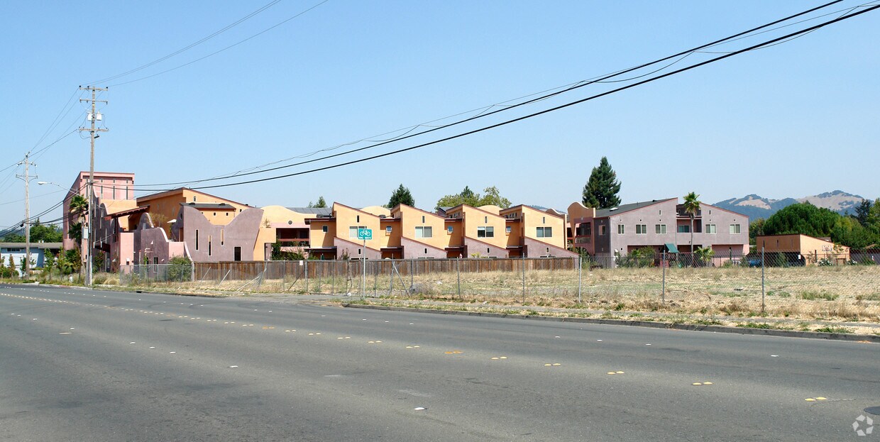 Building Photo - 1346 Yulupa Ave