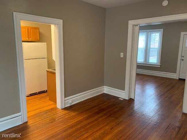 Building Photo - 2 br, 1 bath Townhome - 15 W Tompkins St