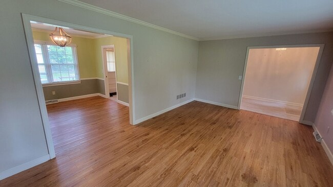 Building Photo - AVAILABLE NOW, $500 OFF FIRST FULL MONTH O...