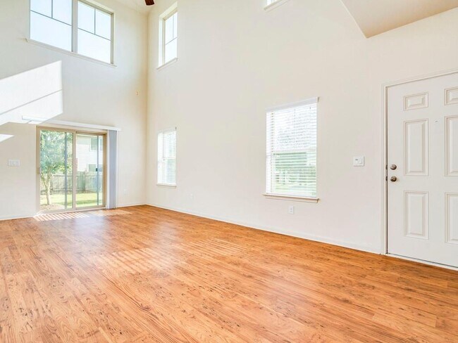 Foto del edificio - 1620 Bryant Dr
