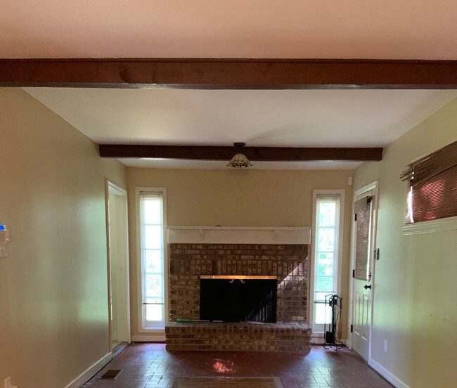 Building Photo - 621 Greenhill Dr