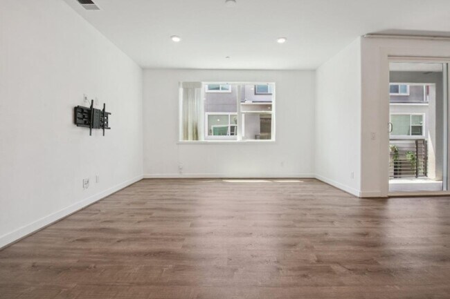 Building Photo - 275 Carmona