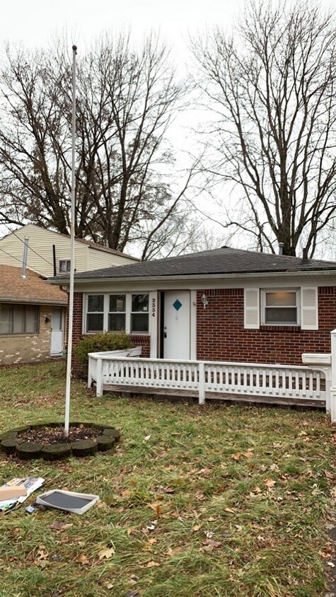 Primary Photo - 2 Bedroom House - South Side