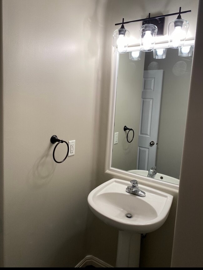 Powder room - 442 Kent Dr