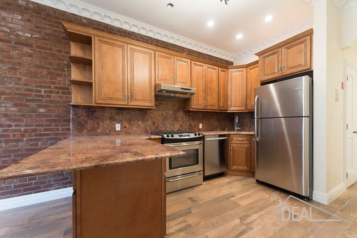 Primary Photo - 123 Smith St
