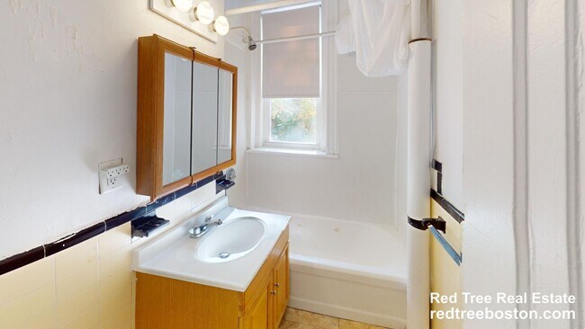 Photo - 70 Chiswick Rd. Unit 12 Apartment
