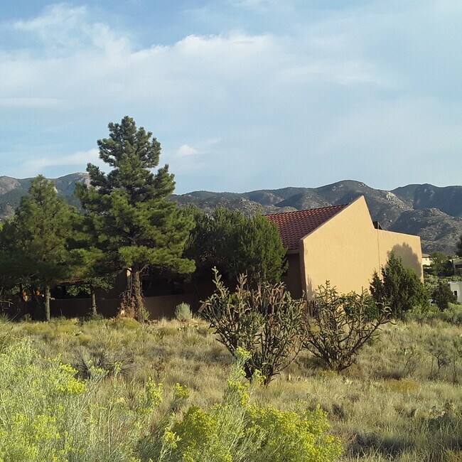 Building Photo - 1212 Marigold Dr NE