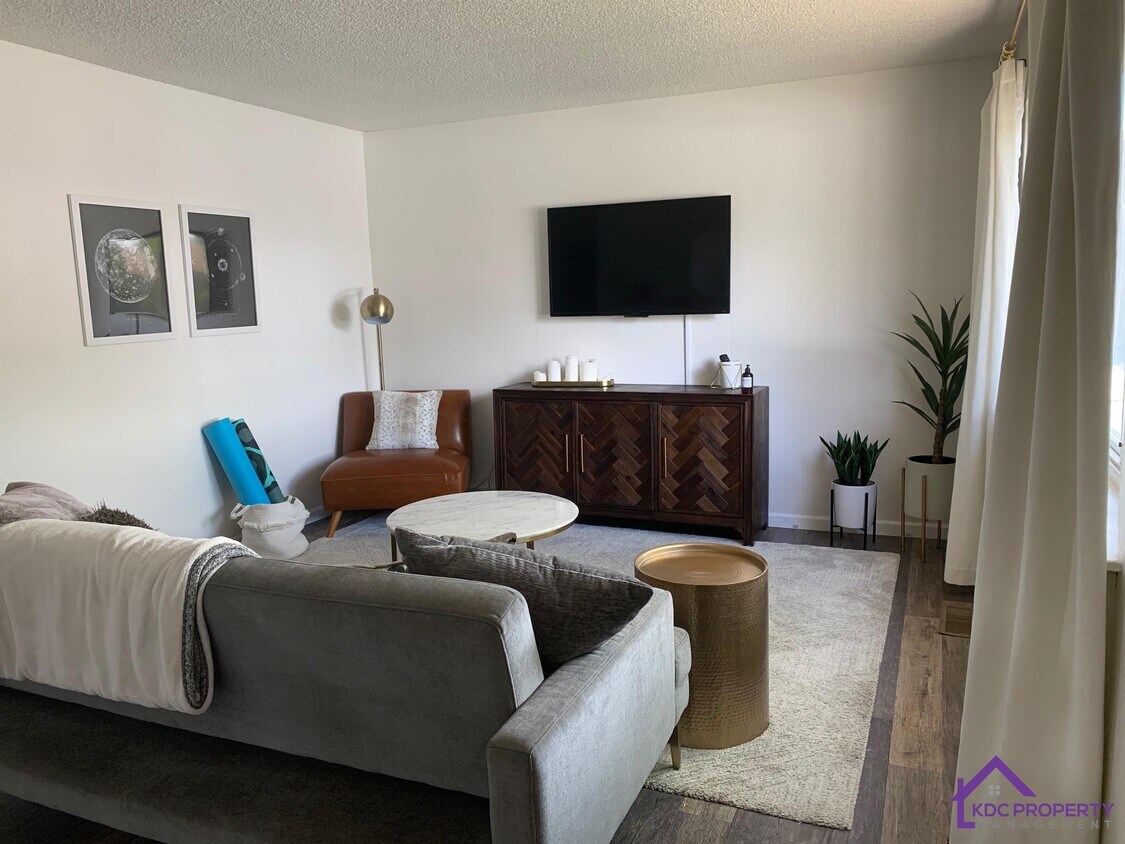 Foto principal - 2073 W Sheffield Manor