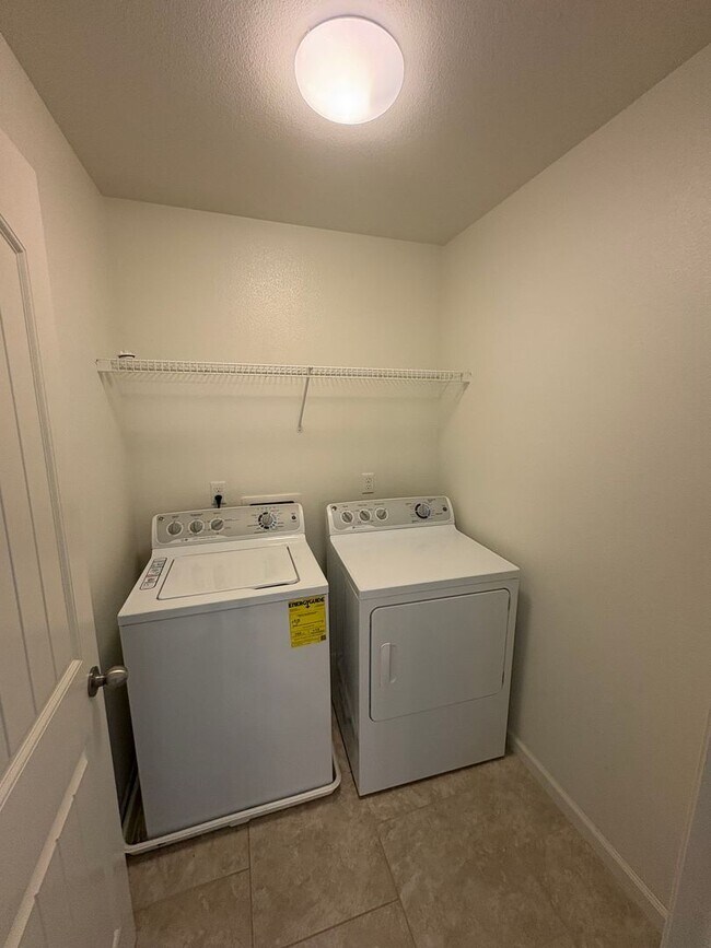 Foto del edificio - Immaculate Lemoore home Available Now!