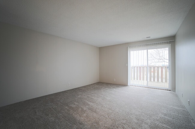 Sala de estar con balcón - LongLeaf Apartments