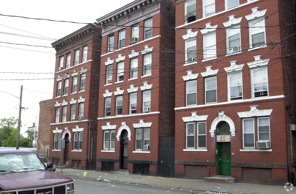 Building Photo - 59 Oak St