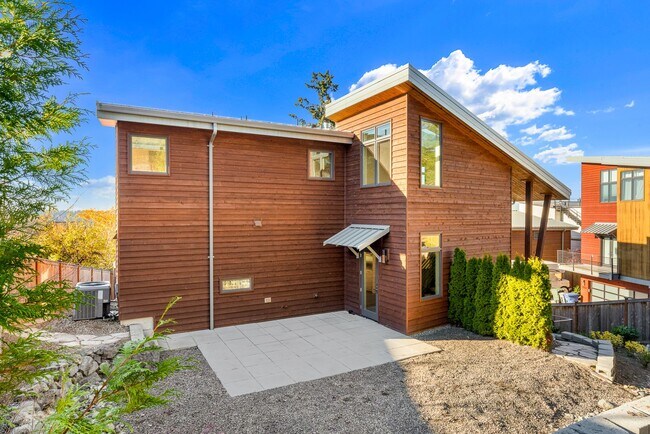 Building Photo - Gorgeous High End 4 Bedroom 4 Bath Newport