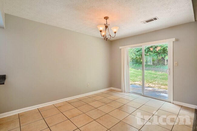 Foto del edificio - 9980 Lake Forest Way