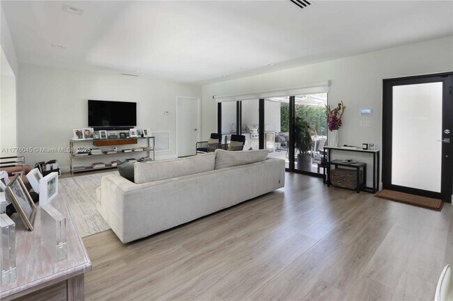 Foto del edificio - 875 W 47th St