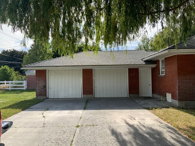 2 car garage - 2200 S Lee Ave