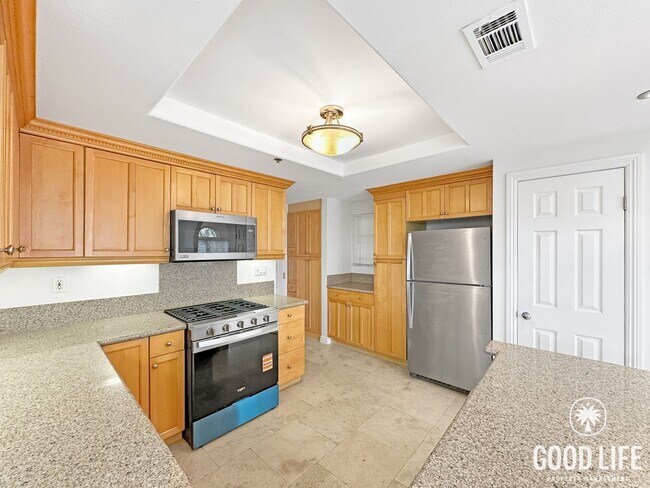 Foto del edificio - Fully Renovated End-Unit 3BD/2.5BA in Lake Forest with Views, Private Yard & 2-Car Garage