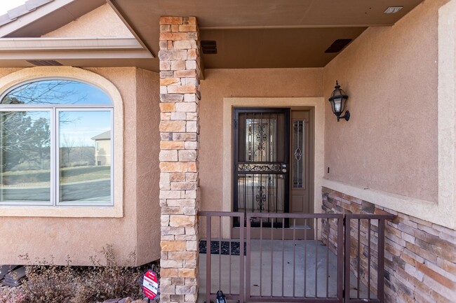 Building Photo - Stunning Rancher with Mountain Views