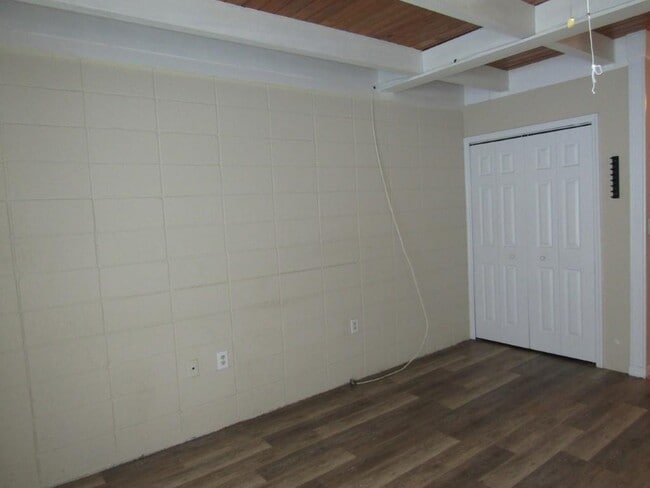 Building Photo - 2008 Hillside Dr S