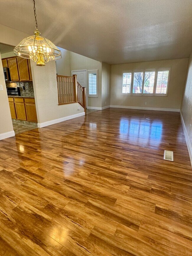 Foto del edificio - Inviting two-story 4BR/2.5BA home on nice lot with RV/trailer parking in Galena Terrace Estates!