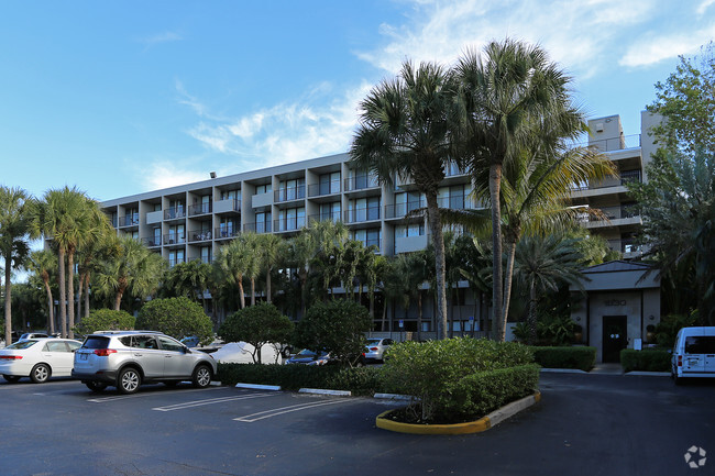 Building Photo - Lakeshore Club