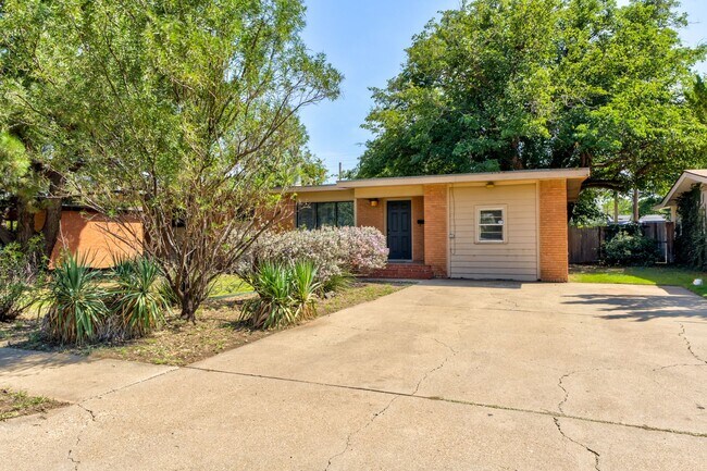 Building Photo - Flexible 4-Bedroom (or 3-Bedroom + Bonus R...
