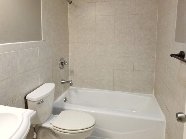 Foto del edificio - 2bed1ba, Newly remodeled condo on 1st floor. On bus line.