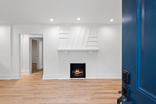 Foto del edificio - Location, Location - Duplex Unit A - 636 Francis PL NW/ 2 bedroom, 2 bath - off street parking $1...