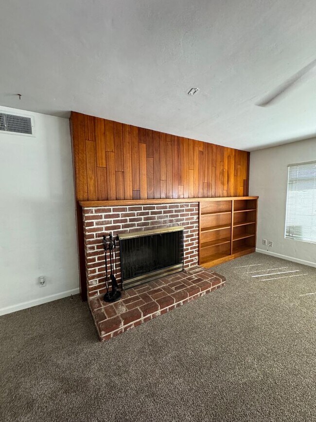 Foto del edificio - Charming Home Rent Ready !