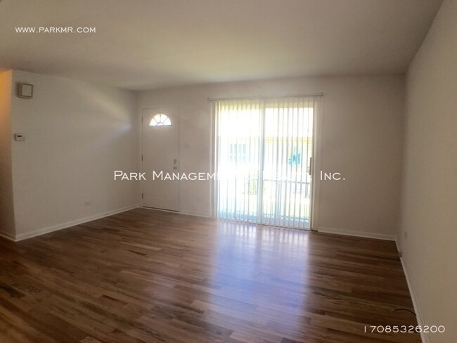 Foto del edificio - Tinley Park - 2 Bed, 2 Bath + Attached Garage