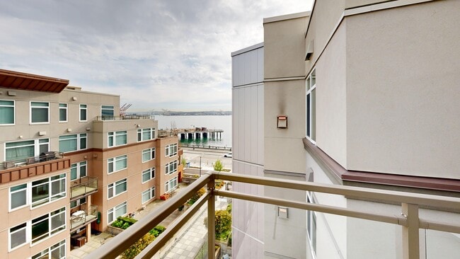 Building Photo - 2000 Alaskan Way