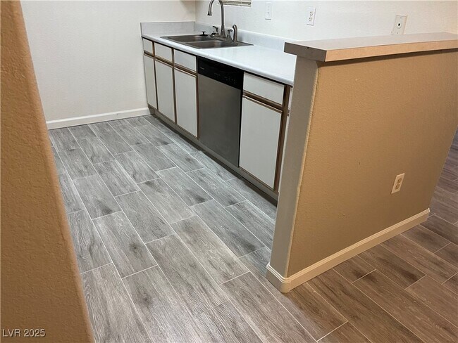 Foto del edificio - 2300 E Silverado Ranch Blvd
