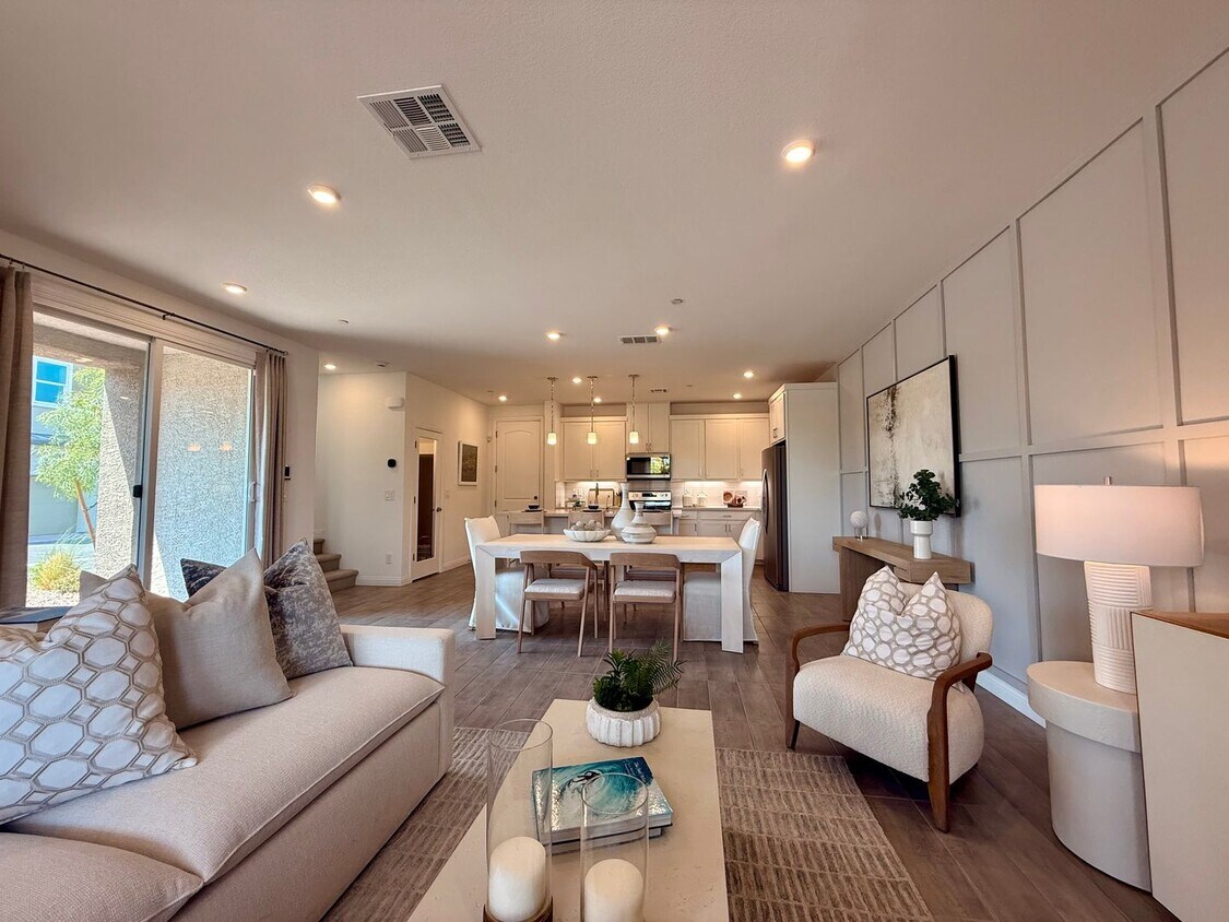 Primary Photo - FULLY FURNISHED 3 BED 2.5 BATH 2 CAR GARAG...