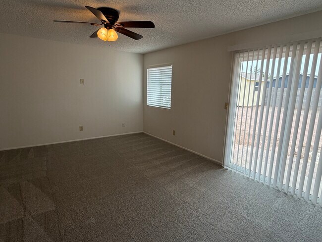 Foto del edificio - 3439 W Peppertree Ln