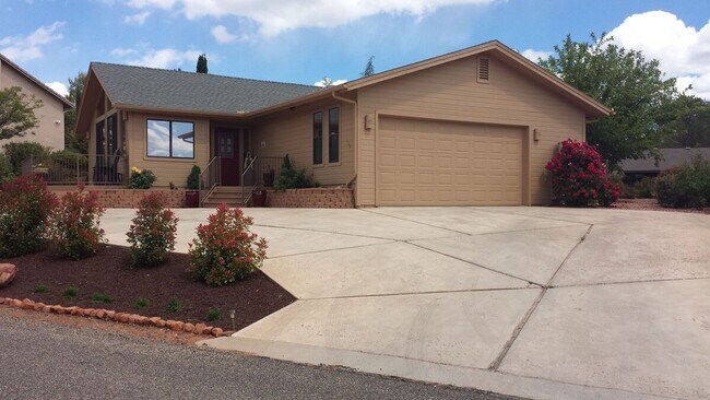 Foto del edificio - Gorgeous Views and a backyard oasis at thi...