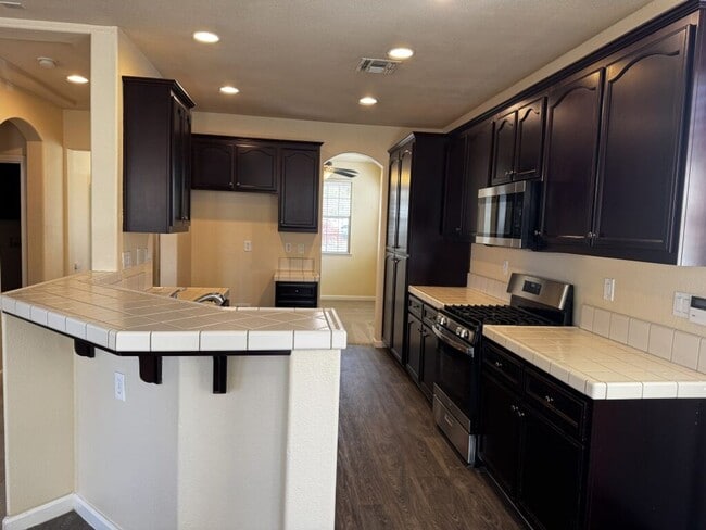 Building Photo - Beautiful and spacious 4 bedroom/ 2.5 bathroom home