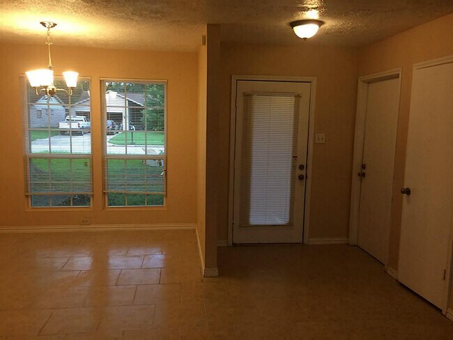 Foto del edificio - 16826 Rippling Mill Dr