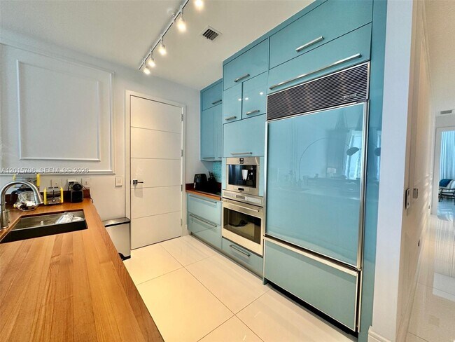 Building Photo - 15811 Collins Ave