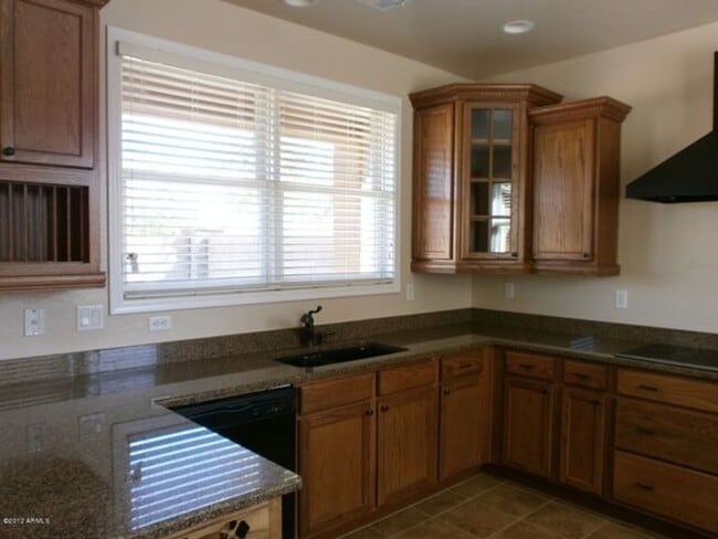 Building Photo - Beautiful & spacious 4bdrm 4 bth home in W...